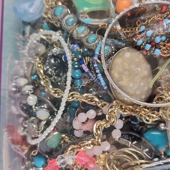 4lb Mystery Craft Broken Jewelry Loose Beads Lot PRICE FIRM - CANNOT BE BUNDLED - Picture 6 of 8